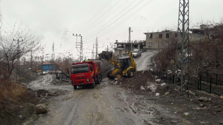 Hakkari’de Kış Mevsimi Etrafa Atılan Kömür Külleri Temizleniyor
