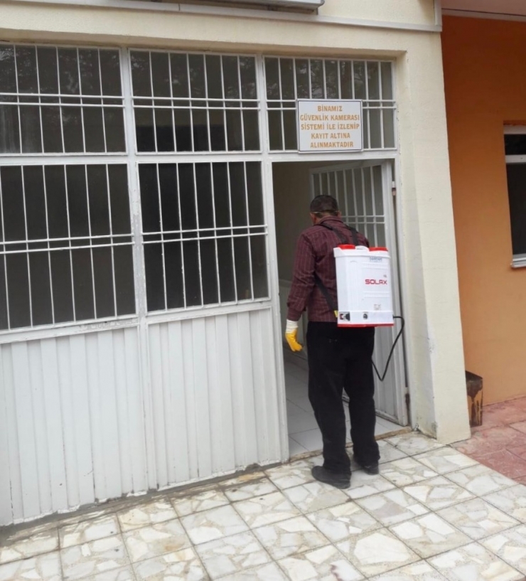 Hekimhan’da Vatandaşların Yoğun Kullandığı Yerler İlaçlanıyor