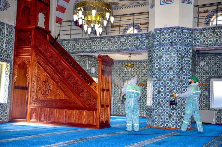 İbadethaneler Koronavirüse Karşı İlaçlanıyor