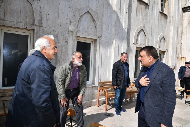 İbadethaneler Koronavirüse Karşı İlaçlanıyor