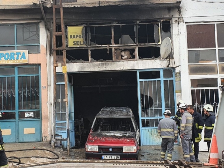 Kaporta Dükkanında Çıkan Yangında 1 Araç Yandı