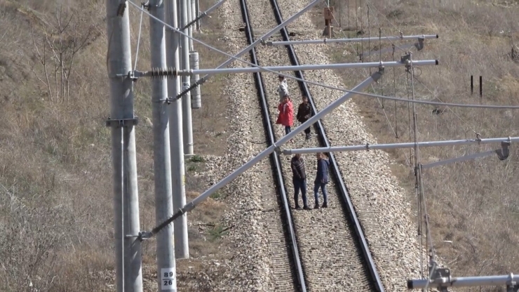 Doğu Ekspresi Treni Rayında Tehlikeli Oyun