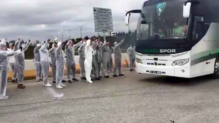 Korona Virüs Nedeni İle Stada Giremeyen Taraftarlar Takım Otobüsünü Böyle Uğurladı