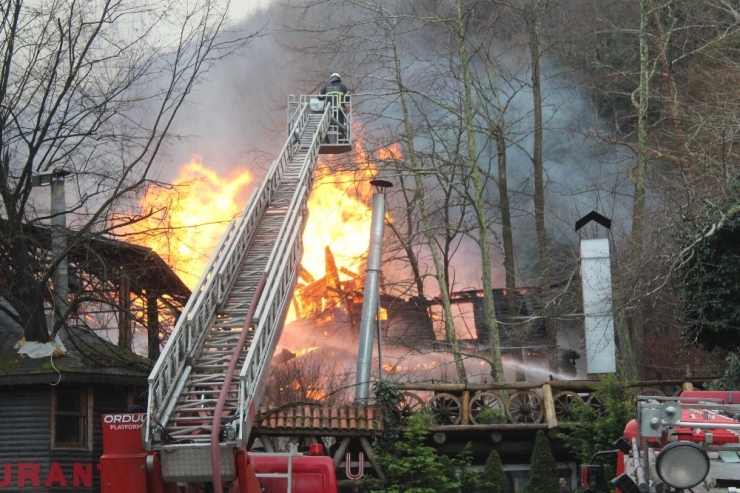 Alev Alev Yanan 4 Katlı Ahşap Bina Küle Döndü