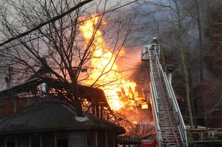 Alev Alev Yanan 4 Katlı Ahşap Bina Küle Döndü