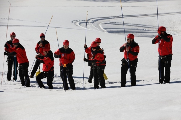 İtfaiye Ekiplerinden Nefes Kesen Kış Tatbikatı