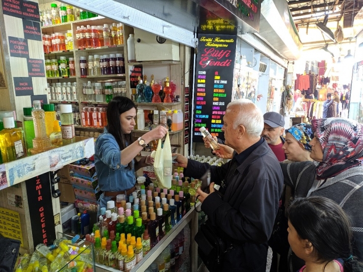 İzmir’de Kolonya Kuyruğu