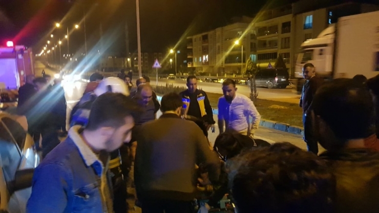 Otomobil Tır’a Arkadan Çarptı; 1 Yaralı