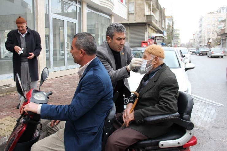 Muhtar, Korona Virüsüne Karşı Maske Ve Eldiven Dağıttı