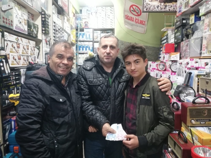 Kaybolan Papağanını Bulan Öğrenciye Bin Tl Ödül Verdi