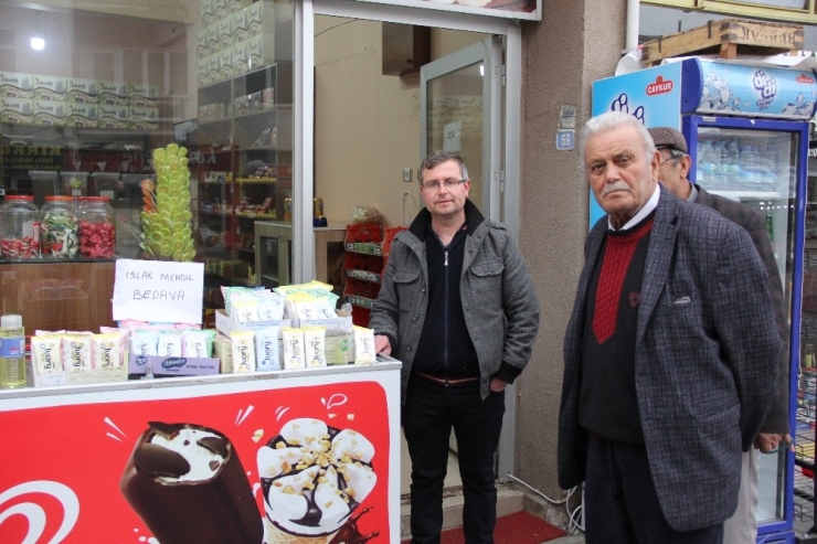 Koronaya Karşı Bedava Islak Mendil Dağıtıyor