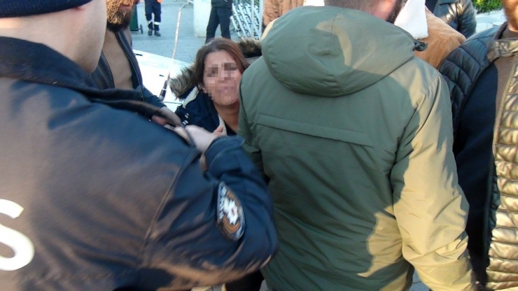 Taksim’de Yürüyen Merdivende Cüzdan Hırsızlığı