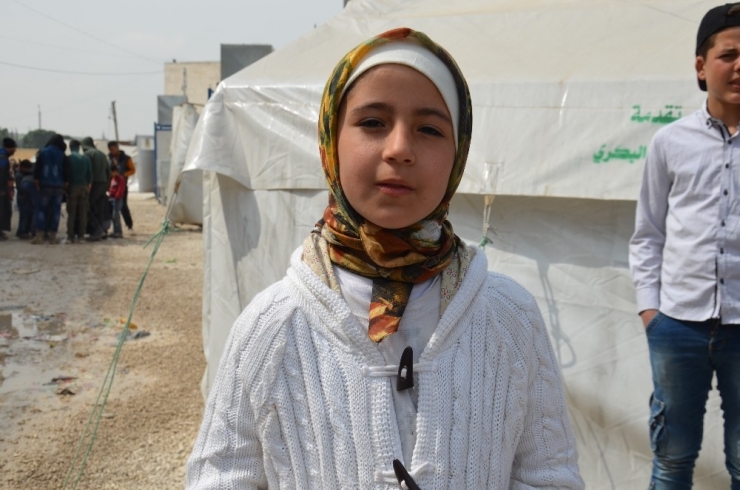 Suriyeli Küçük Esma Okuyup Ülkesini Yeniden İnşa Etmek İstiyor