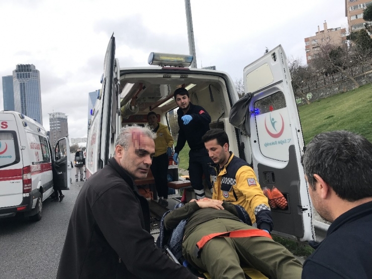 Tem Otoyolu’nda Bariyerlere Ve Direğe Çarpan Araç Ters Döndü: 2 Yaralı