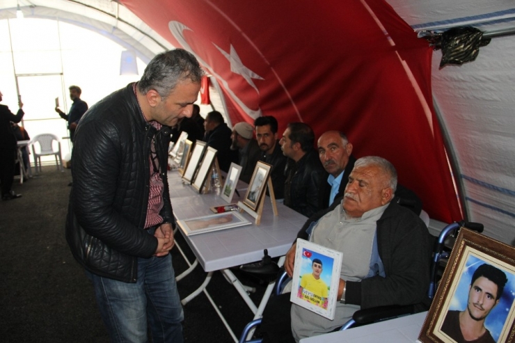 Türkiye Gazetesi Yayın Koordinatörü Yücel Koç, Hdp Önündeki Aileleri Ziyaret Etti