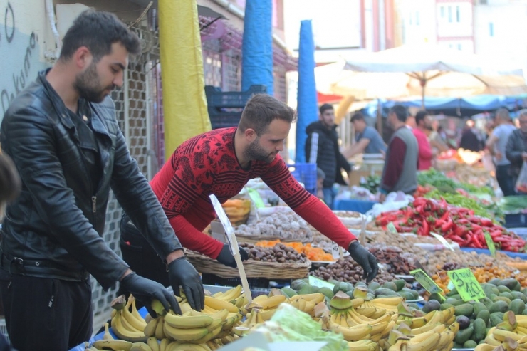 Nakit Para İle Alışverişin Merkezi Semt Pazarlarında Ensaftan Eldivenli Koruma