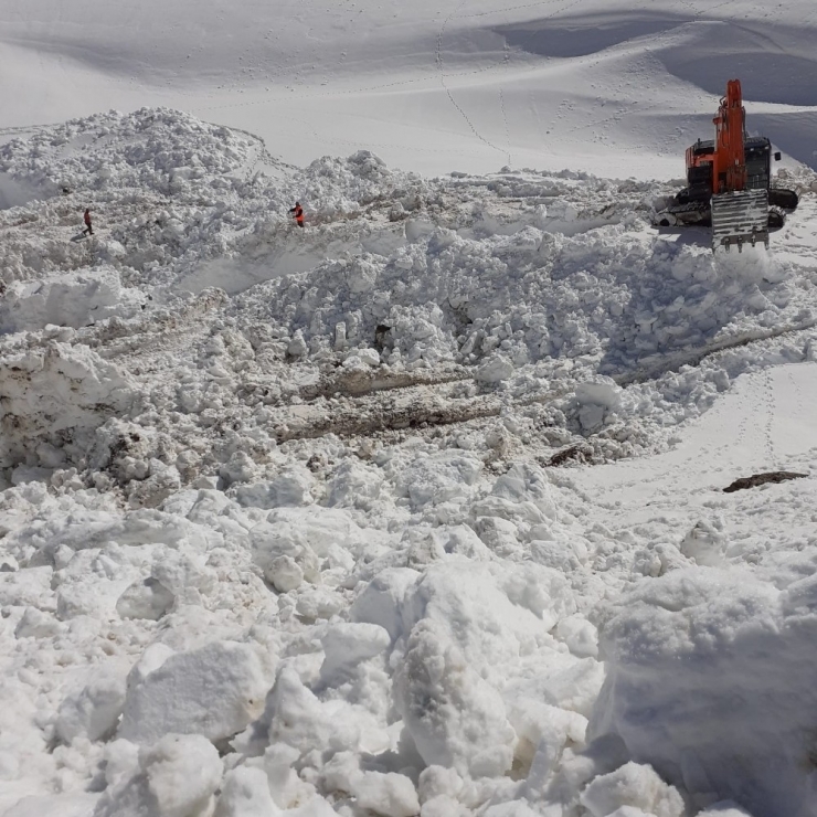 42 Kişinin Hayatını Kaybettiği Çığın Altındaki İş Makineleri Çıkarılıyor