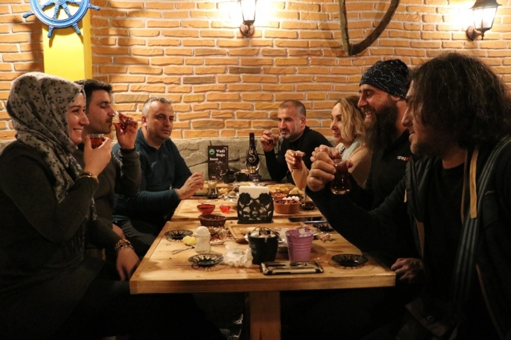 Mavi Fularlılar, Van’ın Çay Kültürünü Yaşatmaya Çalışıyor