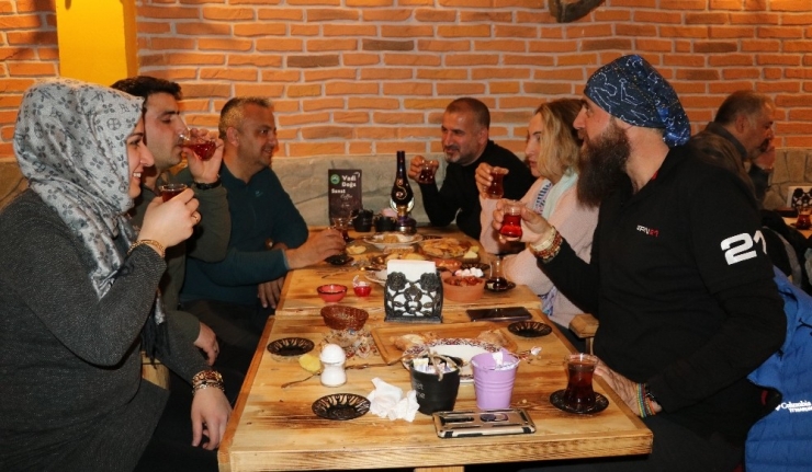 Mavi Fularlılar, Van’ın Çay Kültürünü Yaşatmaya Çalışıyor