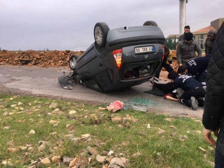 Yol Kenarındaki Kayaya Çarpan Otomobil Takla Attı: 1 Yaralı