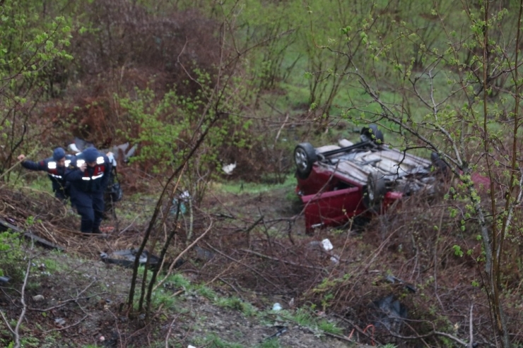 Otomobille 50 Metreden Uçtular: 2 Yaralı