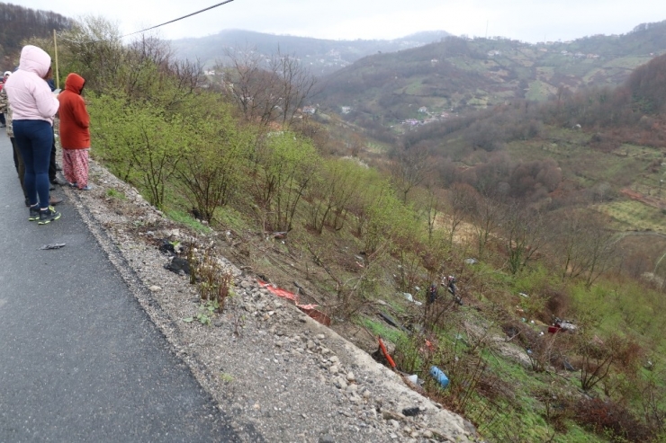 Otomobille 50 Metreden Uçtular: 2 Yaralı