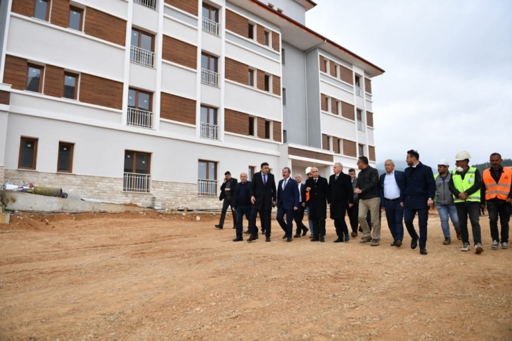 Acıpayam’da Depremzedeler İçin Yaptırılan 130 Konutun Kura Çekimi Yapıldı