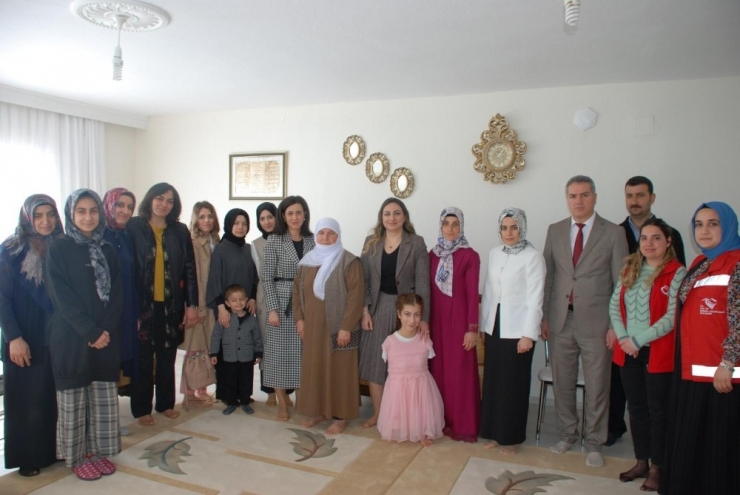 Protokol Eşlerinden Engelli Çocuğa Doğum Günü Sürprizi