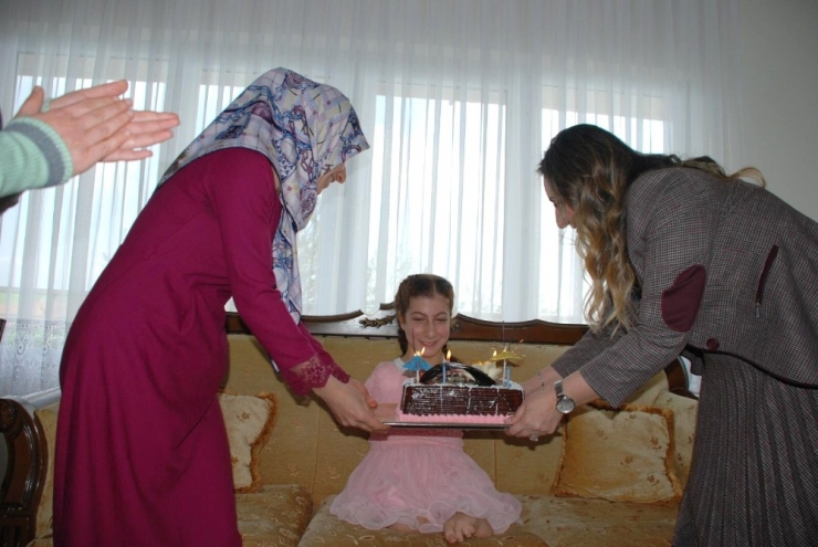 Protokol Eşlerinden Engelli Çocuğa Doğum Günü Sürprizi