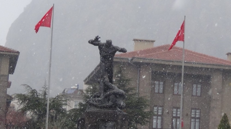 Afyonkarahisar’da “Mart Kapıdan Baktırdı”