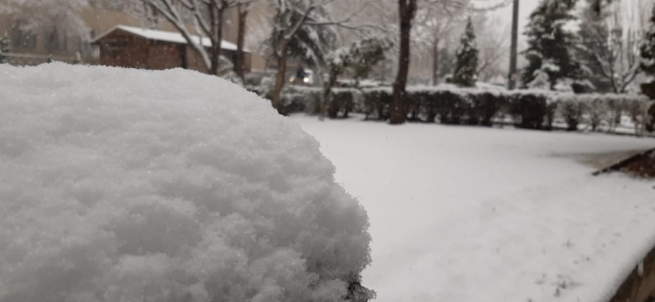 Afyonkarahisar’da Kar Kalınlığı 5 Santimetreyi Buldu
