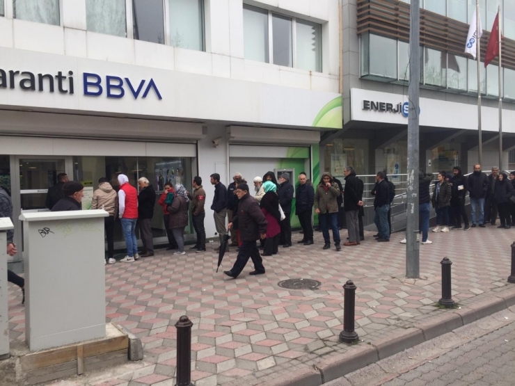 Banka Önlerinde Korona Virüs Kuyruğu