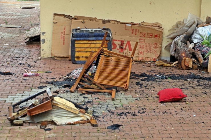 Balkon Alev Topuna Döndü, Mahalleli Panik Yaşadı