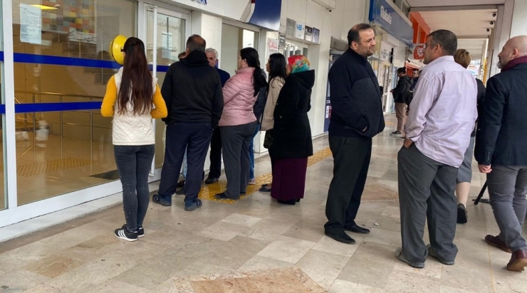 Banka Şubelerinde Korona Virüs Önlemi