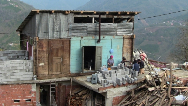 Baba Yadigarı Evi Yıkmaya Kıyamadı, Vinçle 50 Metrelik Mesafedeki Bal Evinin Üzerine Kondurdu