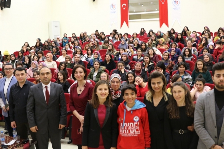 Gençlerin Sosyal Medya Mağduriyetlerin Azaltılması İçin Eğitimler Sürüyor