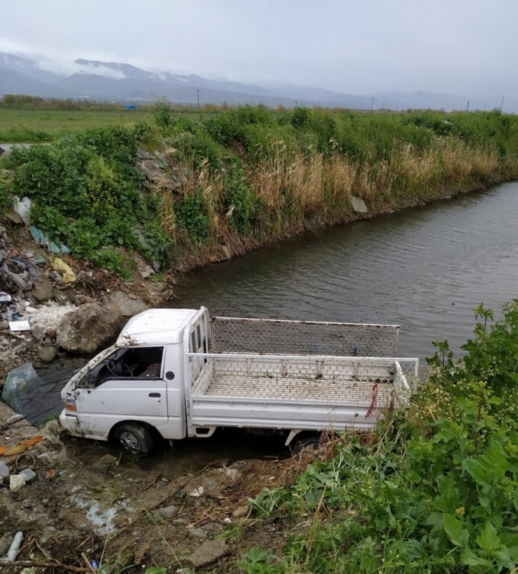 Yoldan Çıkan Kamyonet Kanala Uçtu
