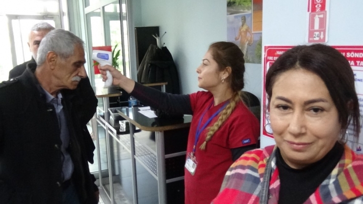 Hizmet Binasına Ateş Ölçümü Yapılarak Giriliyor