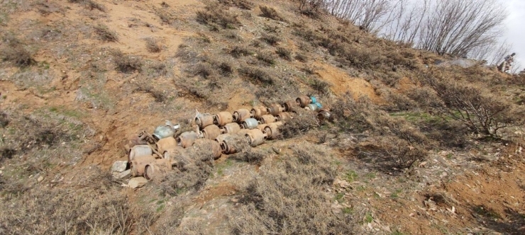 5 Sığınakta 62 Adet Tüp İle Yaşam Malzemesi Ele Geçirildi