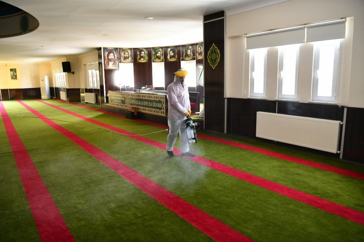 Çayırova’da Dezenfekte Çalışmaları Devam Ediyor