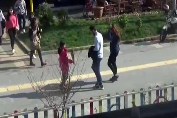 Çiçek Satan Kız Çocuğuna Sürpriz Bisiklet Hediyesi