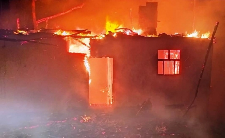 İki Katlı Ev Alevlerle Teslim Oldu