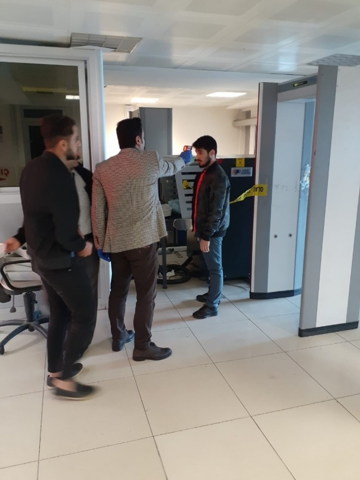 Diyarbakır Adliyesinde Vatandaşlar Kızılötesi Ateş Ölçer Cihazla Kontrol Ediliyor