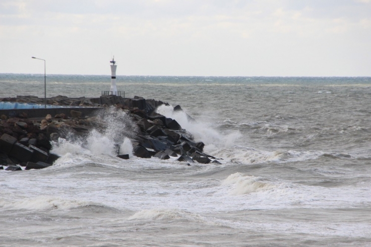 Karadeniz’de Fırtına