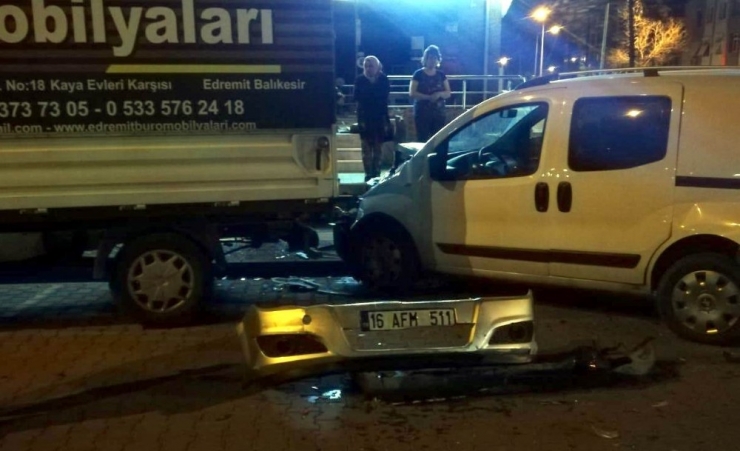 Park Halindeki Araca Çarpıp Kaçtı