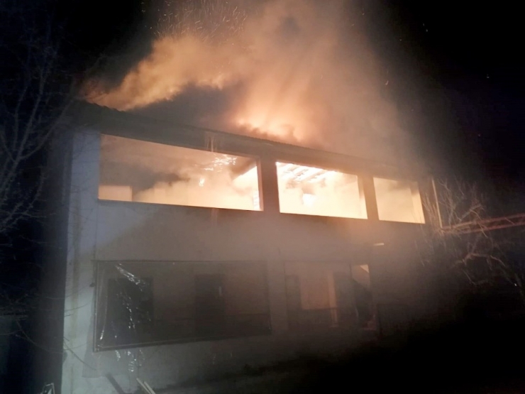 İki Katlı Ev Alevlerle Teslim Oldu