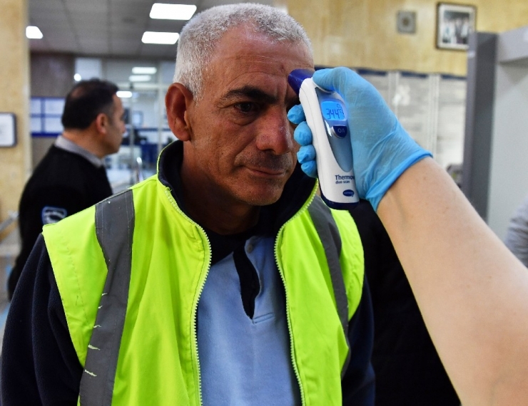 İzmir’de Koronavirüse Karşı Ateş Ölçerli Önlem