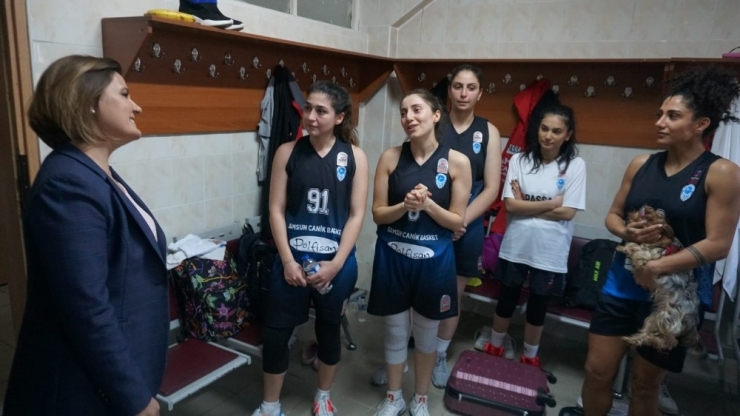 Samsunlu Kadın Basketçilerden Başkan Hürriyet’e Büyük İlgi