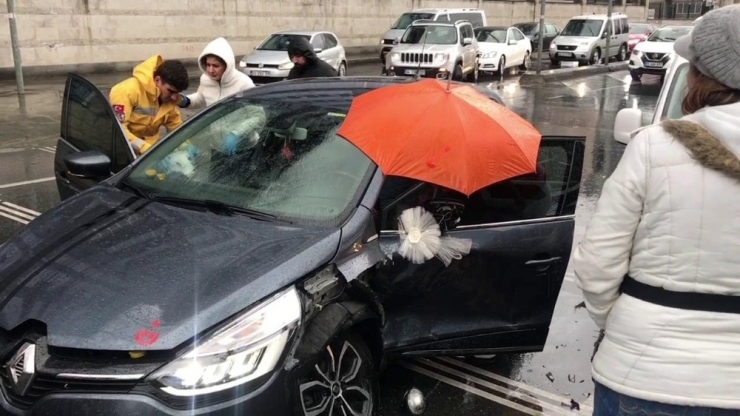 İstanbul’da Kazazedeye Şemsiyeli Koruma