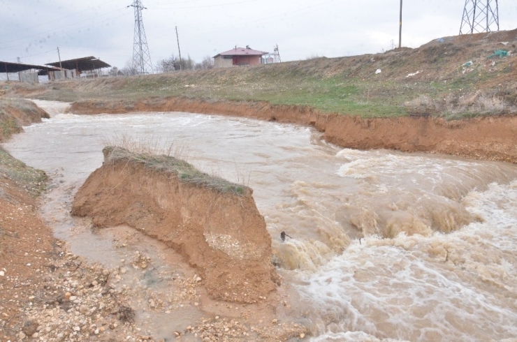 Karlar Eridi, Çaylar Coştu